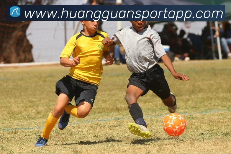 老队长安布社媒分享与马尔蒂尼合影感慨重逢总是令人愉悦