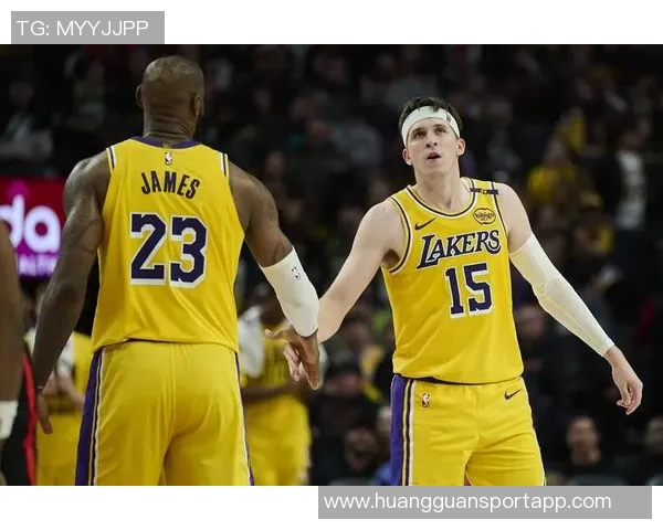 里夫斯赛后第一时间告知詹姆斯我曾为他们父子送出空接精彩瞬间 里夫斯赛后第一时间告知詹姆斯我曾为他们父子送出空接精彩瞬间