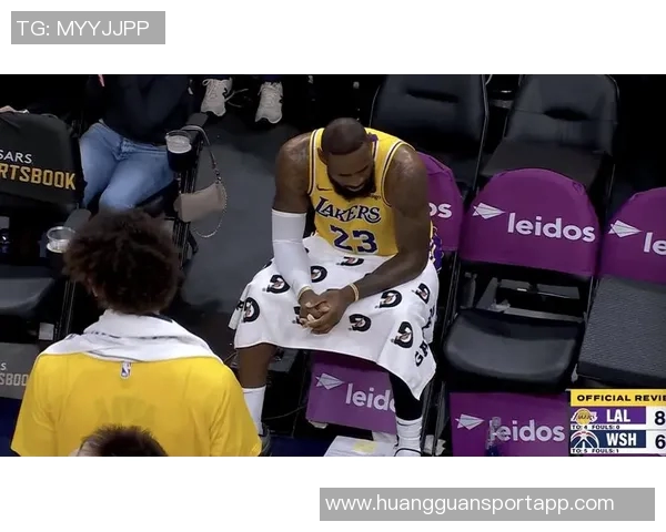 詹姆斯怒斥裁判判罚不公直言这犯规实在太离谱了